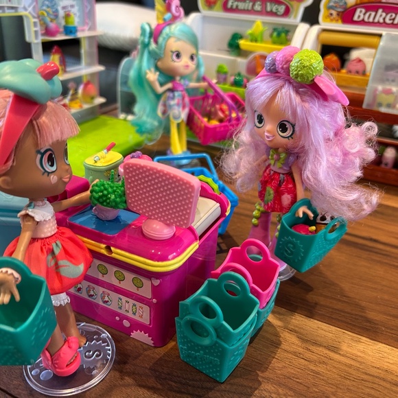 Lot of Hundres of Shopkins - Picture 3 of 13